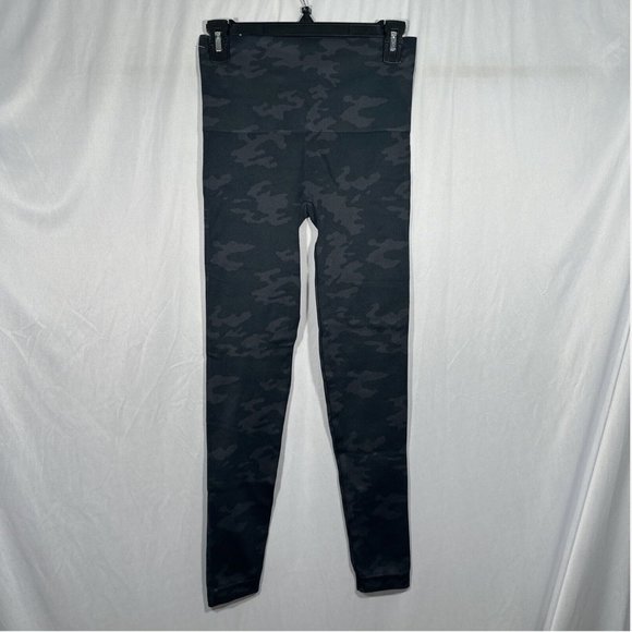 NWT $68 Spanx [ XS Medium ] Look At Me Now Seamless Leggings Black‎ Camo - Picture 9 of 13